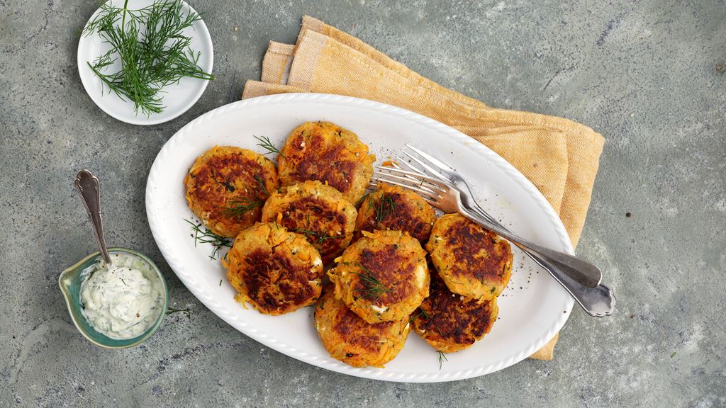 Rüebli-Feta-Bratlinge mit Gurken-Dip