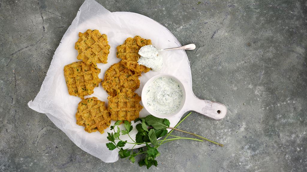 Gemüsewaffeln mit Jogurt-Dip