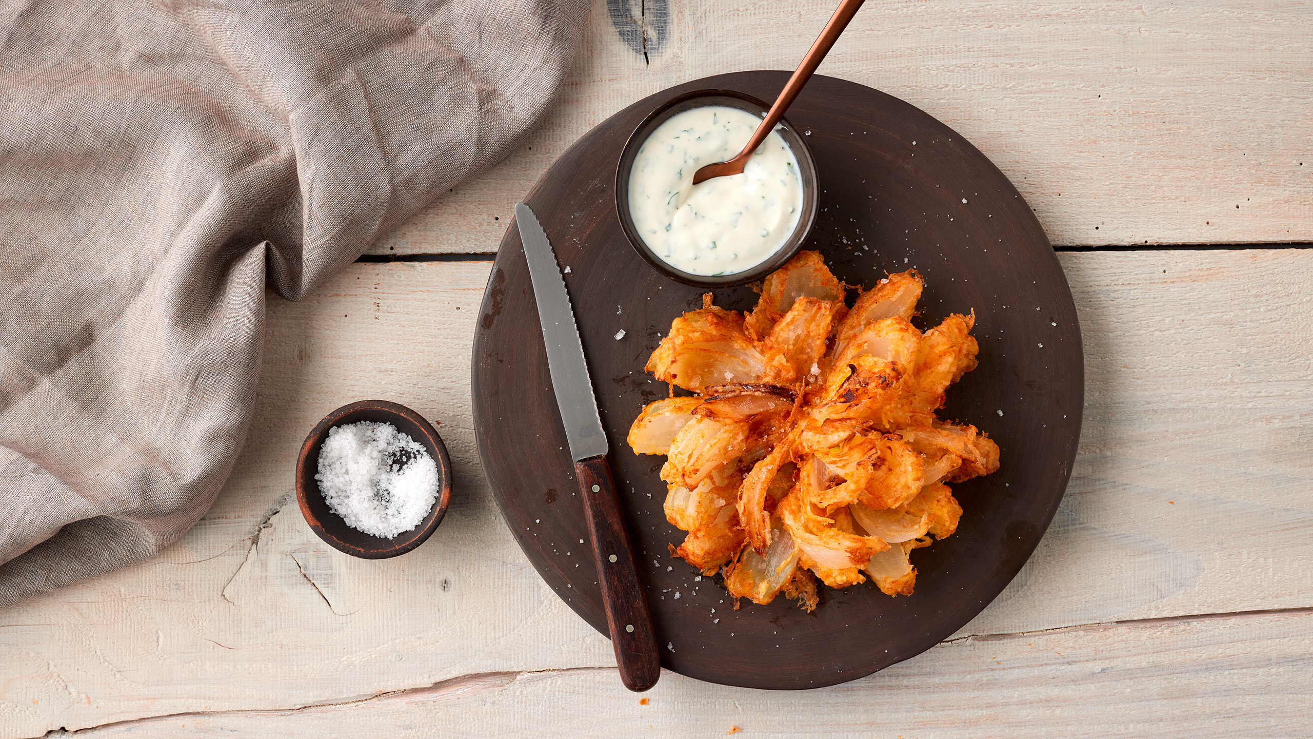 Frittierte Zwiebelblumen mit Kräuter-Dip