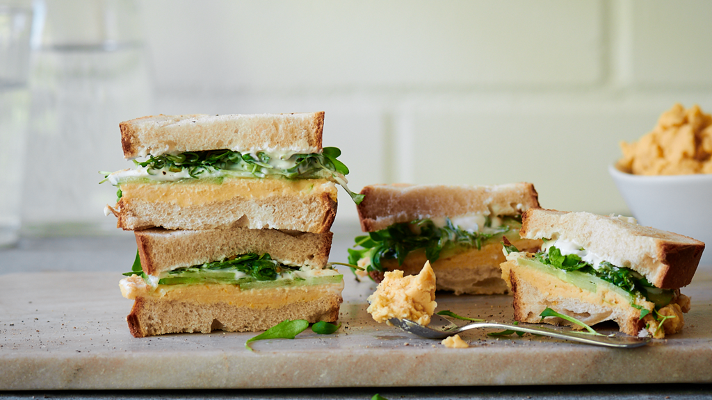 Sandwich di cetrioli con hummus e crescione