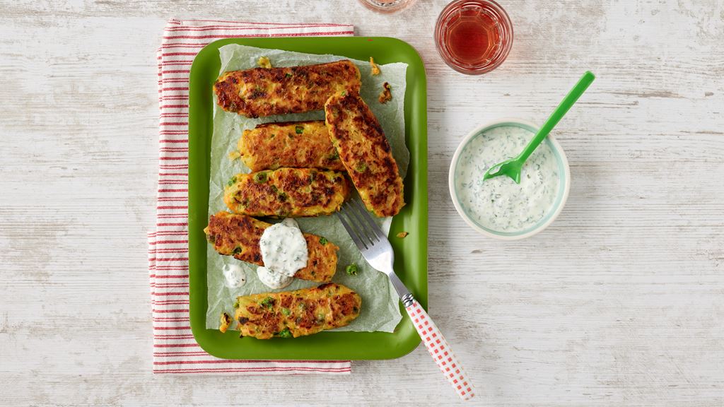 Bâtonnets de pommes de terre et de légumes avec dip aux herbes