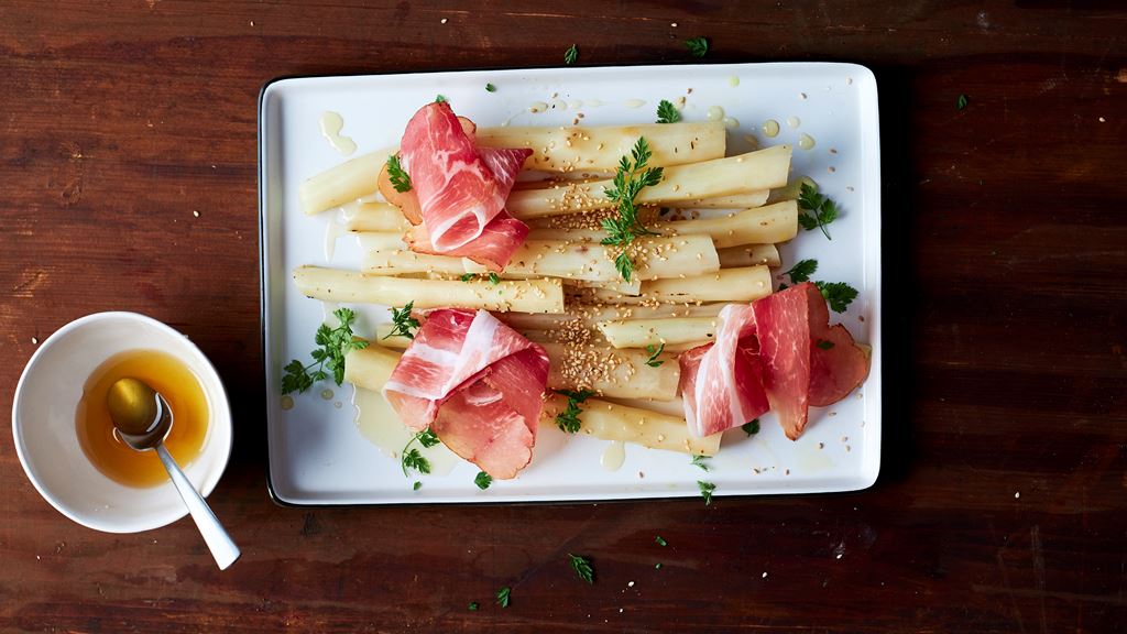 Salsifis au sésame, au miel et au jambon cru