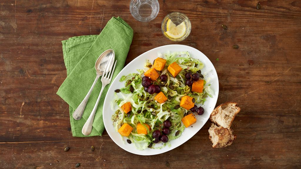 Insalata autunnale con zucca e uva