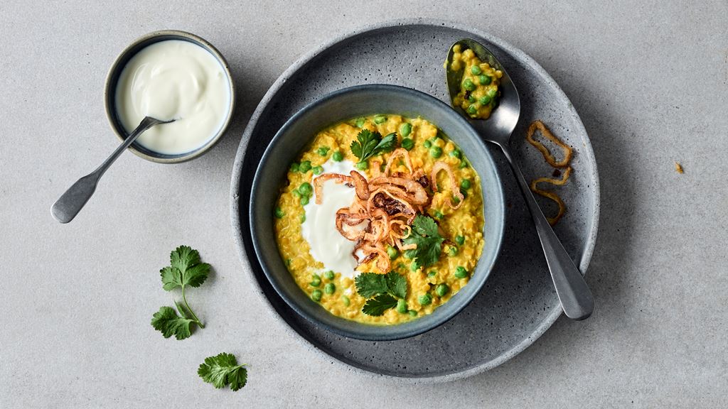 Dal de lentilles aux petits pois avec des oignons croustillants
