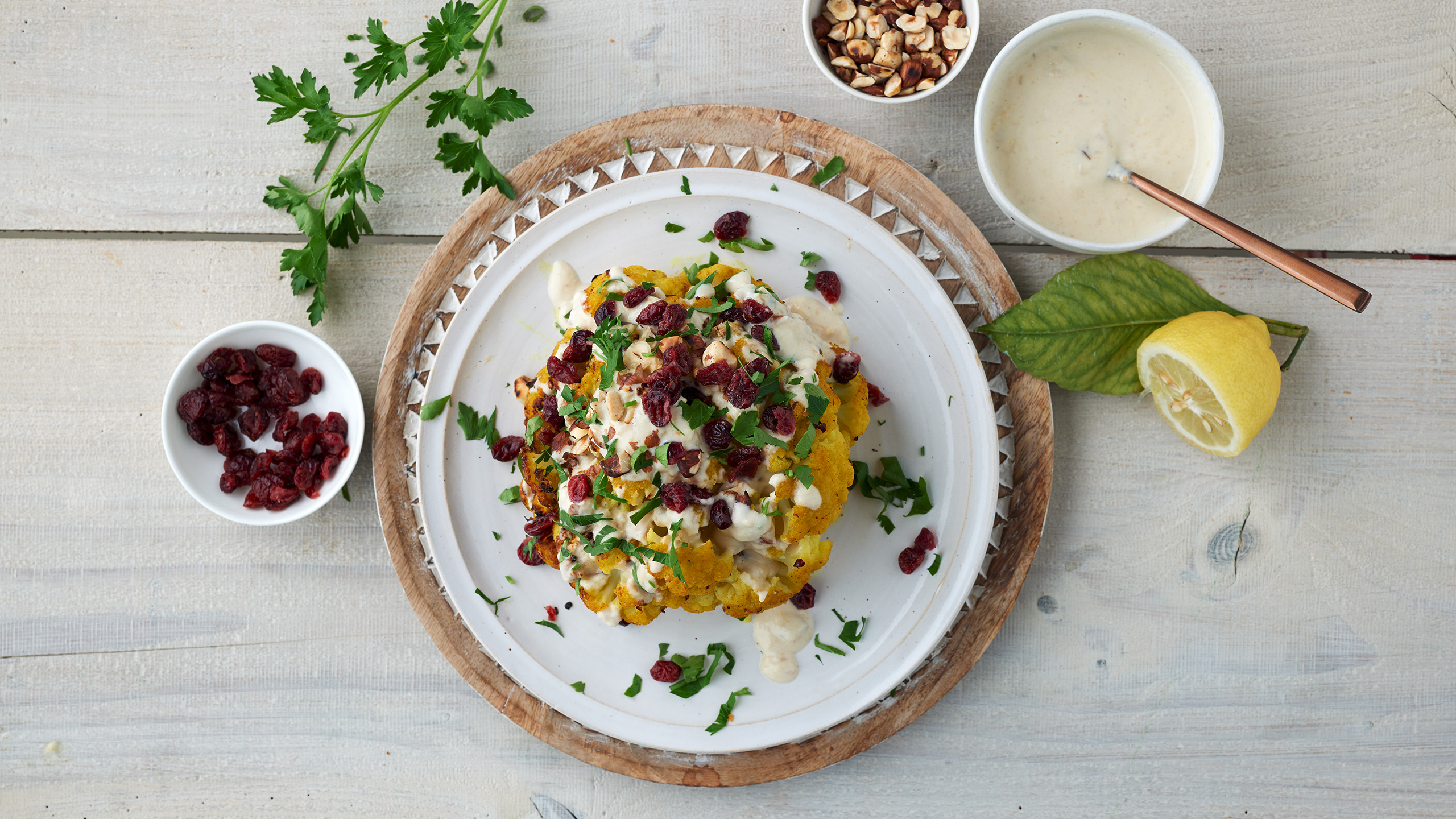 Blumenkohl mit Knoblauch-Tahini-Sauce