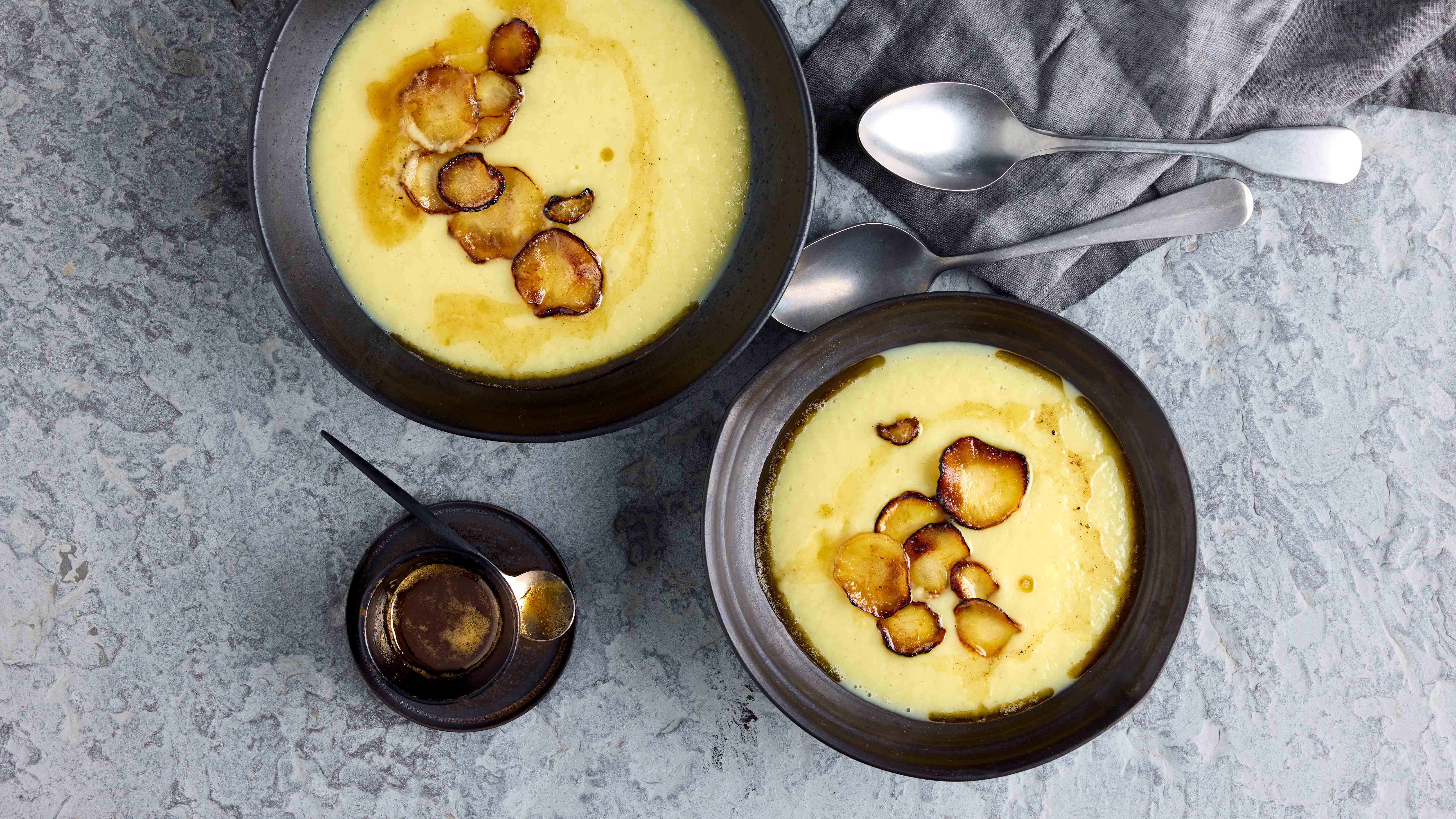 Pastinaken-Suppe mit Nussbutter